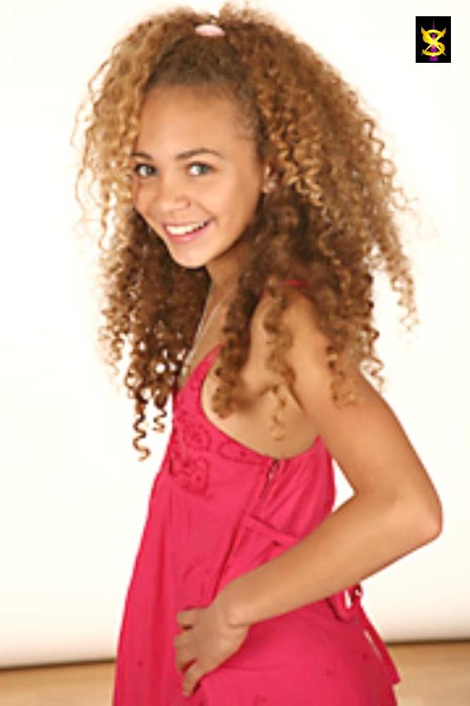 Natural Wonder Girls! British Bombshell! XITV In The U.K. It's Chloe Charles! Girl Power Extreme!